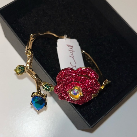SALE 🚨 NWT HOLIDAYS BETSEY JOHNSON ROSE FLOWER
HINGED BANGLE CUFF BRACELET - Picture 11 of 11